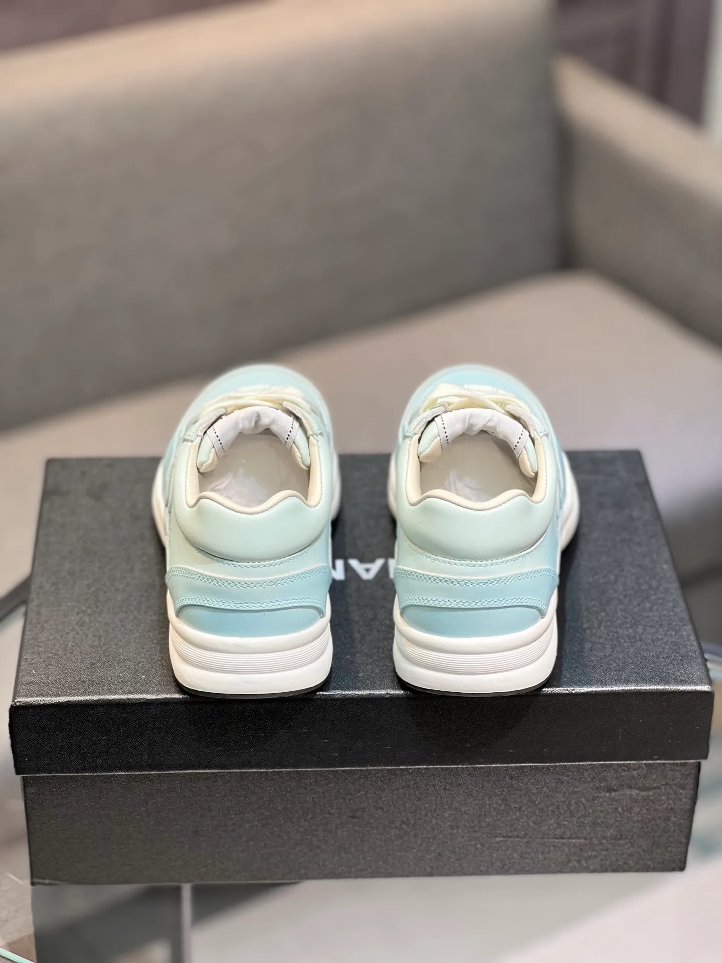 Men's men's shoes 💰660 Exclusive real shot (top version) CHANEL Chanel 2025ss color matching thick-soled casual sports shoes and sneakers. The counter is synchronized. The counter is very popular. A shoe that is very difficult to buy. The most popular thick-soled panda shoes on the Internet. It can be imagined that Xiaoxiang control can't miss it. It has both good looks and comfort. Simple and versatile white shoes. The thick sole increases the height and is super versatile. Close your eyes and wear it. Whoever wears it will look better. Upper: calfskin Lining: imported sheepskin lining Outsole: TPU original outsole Size: 35-44 (customized for women 41 and 40, and 45 for men)